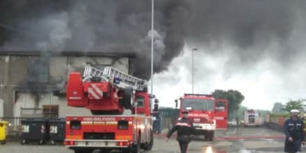 LEINI - Incendio devasta azienda: colonna di fumo nero su tutta la zona. Chiesto intervento all'Arpa - FOTO e VIDEO