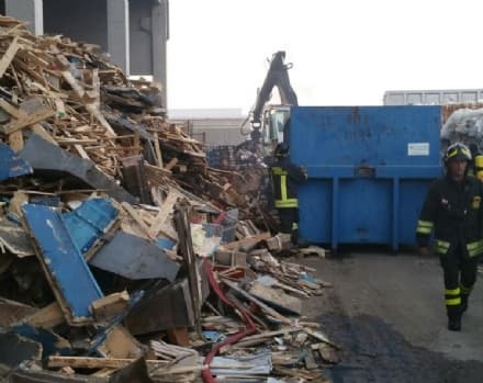 VOLPIANO - Incendio nel cortile di una ditta che tratta la carta