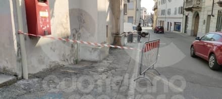 CUORGNE' - Crollano calcinacci dalla torre del municipio: area transennata per sicurezza - FOTO