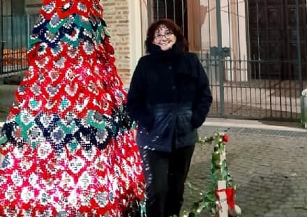 VOLPIANO - La magia del Natale negli alberi di lana all'uncinetto di Giusi Ferrero Merlino - FOTO