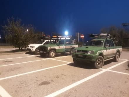 TRAVERSELLA - Legnaia e bosco in fiamme vicino al Museo della Miniera: intervento di pompieri e Aib