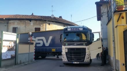FAVRIA - Tir si incastra in centro e abbatte il balcone di una casa