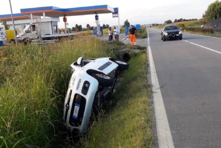 CALUSO-CHIVASSO - Cede un ponticello: l'auto finisce nel fosso