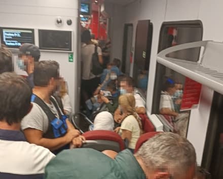 IVREA - Treno per Torino zeppo di pendolari e nessuno controlla il rispetto delle norme anti covid