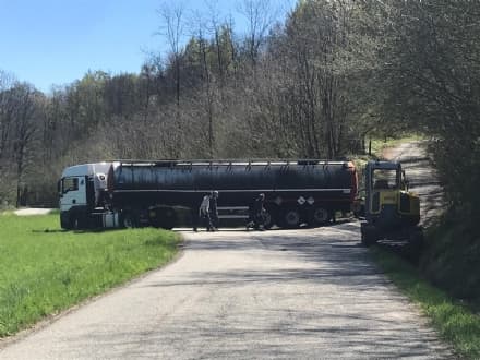 RIVARA - Camion cisterna resta incastrato lungo la provinciale - FOTO