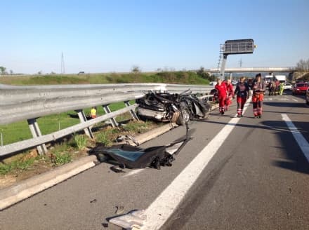 TRAGEDIA SUL RACCORDO - Ragazzo muore a Verolengo. Ferita la sua bambina di cinque anni - FOTO e VIDEO