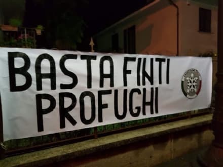 CASTELLAMONTE - Striscione di CasaPound contro i profughi