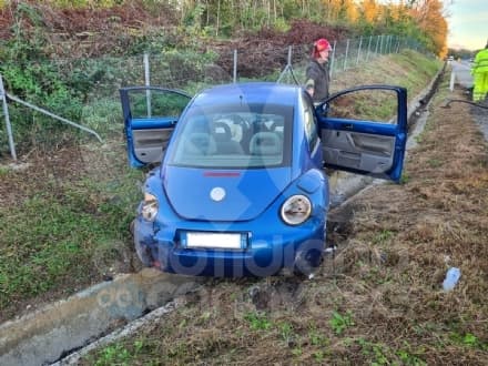 SAN GIORGIO CANAVESE - Incidente sull'A5: auto nel fosso, due persone ferite - FOTO