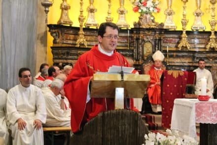 RIVAROLO CANAVESE - Il Movimento 5 Stelle: «Il parroco chieda scusa pubblicamente»