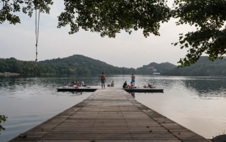 IVREA-CHIAVERANO - In costume sulla passerella del lago Sirio dopo aver fatto il bagno: poi arrivano i carabinieri e finisce la festa