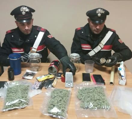 IVREA - Traditi dall'odore della marijuana: due giovani arrestati