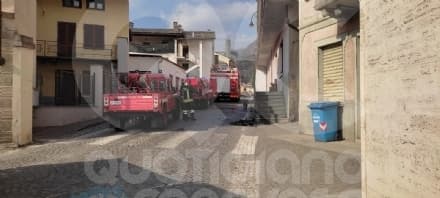PONT CANAVESE - A fuoco il sottotetto di un'abitazione in via IV Maggio, intervento dei pompieri - FOTO