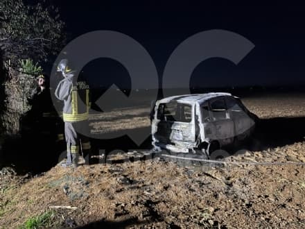 RIVAROLO CANAVESE - Auto abbandonata e data alle fiamme in via Bonaudi, intervento di pompieri e carabinieri - FOTO
