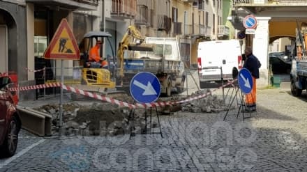 CASTELLAMONTE - Cede la fognatura, traffico a singhiozzo in centro