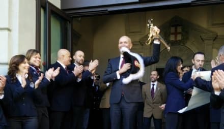 IVREA - Il Generale ha ricevuto sciabola e feluca: inizia lo Storico Carnevale 2016