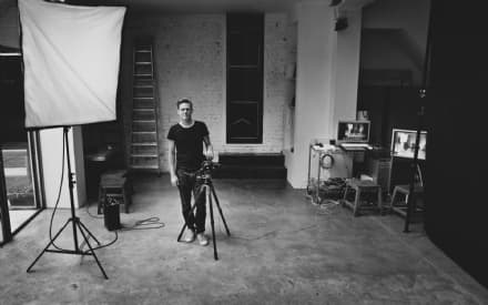 GLAMOUR - Bryan Adams firma il Calendario Pirelli 2022