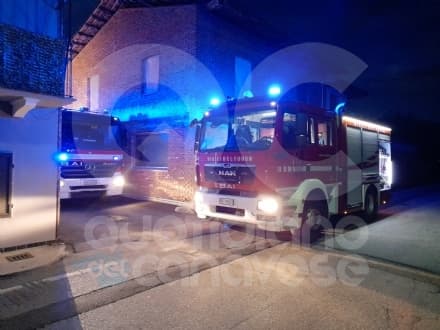 CASTELLAMONTE - Vigili del fuoco al lavoro in frazione Preparetto per un incendio camino