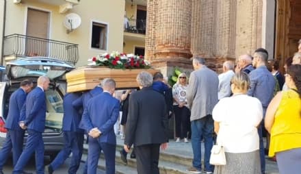 FAVRIA - Tanto dolore per l'addio a Guido. Appello del padre: «Facciamo in modo che non succeda più» - VIDEO