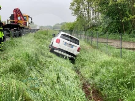 VOLPIANO - 80enne perde il controllo della vettura e si schianta lungo l'autostrada Torino-Aosta - FOTO