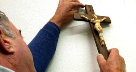 CHIVASSO - L'Asl To4 ordina: «Un crocifisso in ogni stanza dell'ospedale». Scoppia il caso politico