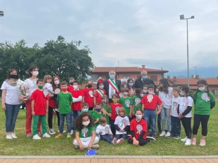 TORRE CANAVESE - I bimbi delle scuole simulano le «Frecce Tricolore» per la festa del 2 giugno