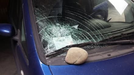 RIVAROLO - Idioti lanciano pietre contro le auto in sosta