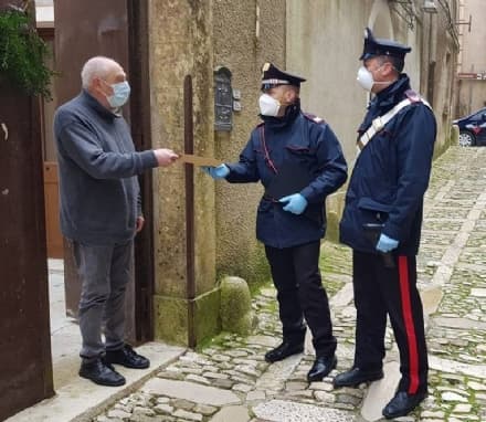 CORONAVIRUS - I carabinieri consegnano la pensione agli anziani