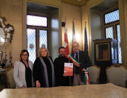 IVREA - Marco Togni in municipio nel giro d'Italia a piedi per sensibilizzare sulla sclerosi multipla