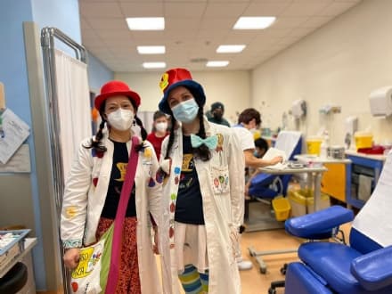 CHIVASSO - Bimbi vaccinati nell'open day della Befana. Volontari della Croce Rossa impegnati in face painting e animazione