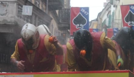 CARNEVALE DI IVREA - Anche con la pioggia, in 16000 alla battaglia delle arance. 7100 i paganti - VIDEO
