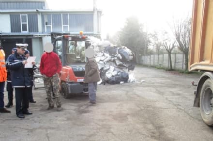 BORGARO - Blitz dei vigili urbani nell'azienda che tratta i rifiuti