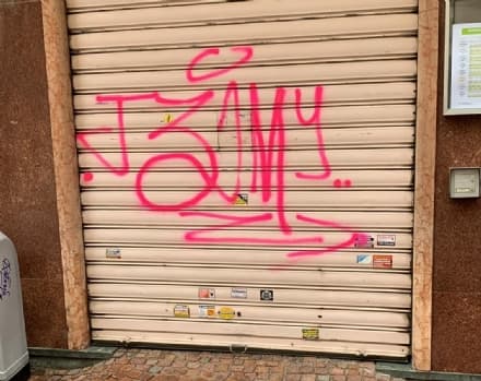 IVREA - Writer imbratta la saracinesca della farmacia. Il titolare: «Torna, ma realizza una vera opera d'arte»
