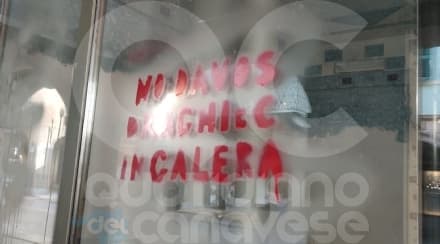 RIVAROLO CANAVESE - «Draghi e C. in galera»: la scritta comparsa su una vetrina di via Ivrea