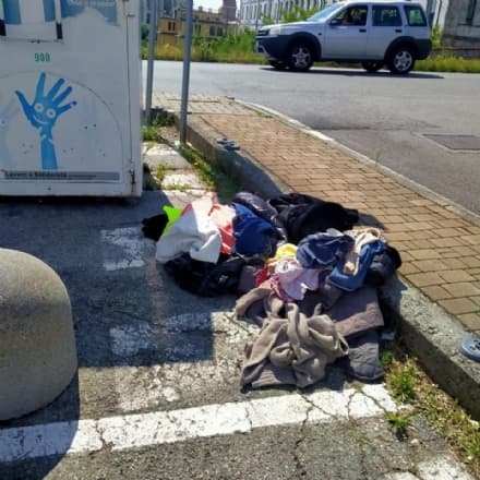 CUORGNE' - Indumenti buttati ovunque per la seconda domenica di fila: «Un problema di povertà»