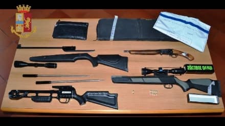 IVREA - Un arsenale illegale in casa: 38enne arrestato dopo aver simulato un incidente stradale - FOTO