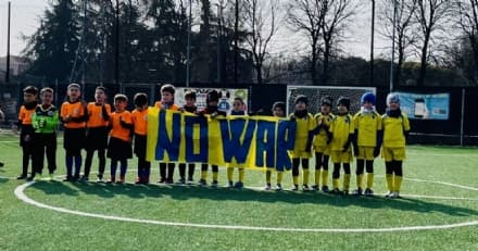 BORGARO - «Un calcio alla guerra»: il messaggio di pace dei Piccoli amici 2015 del Borgaro Nobis