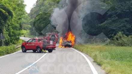RIVAROLO CANAVESE - Auto prende fuoco durante la marcia: automobilista in salvo, mezzo distrutto - FOTO e VIDEO