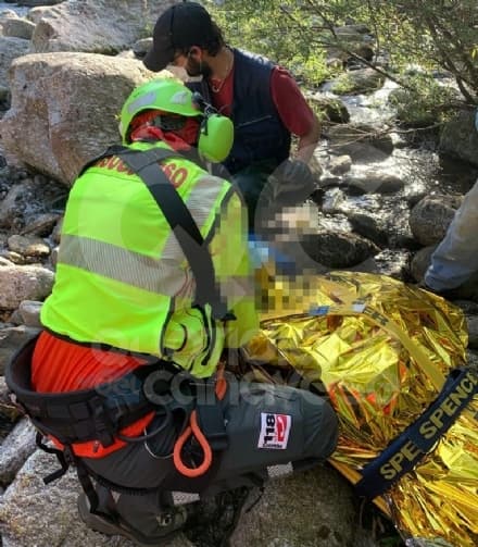 LOCANA - Pescatore di Ciriè cade nell'Orco e sbatte la testa tra le rocce: elitrasportato al Cto