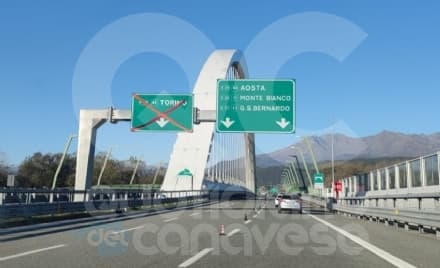 PAVONE CANAVESE - La storia assurda dello svincolo chiuso da quattro anni: i lavori del ponte sono finiti ma nessuno effettua il collaudo...