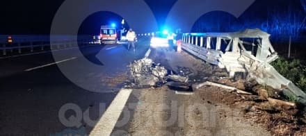SCHIANTO TRA SCARMAGNO E SAN GIORGIO CANAVESE - Auto contro le barriere, il motore si stacca e finisce a 40 metri - FOTO