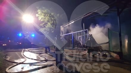 CASTELLAMONTE - Incendio in carrozzeria: diverse squadre dei vigili del fuoco al lavoro - FOTO E VIDEO