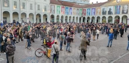 IVREA - Manifestazione no pass in piazza Ottinetti: «La gente come noi non molla mai» - FOTO e VIDEO