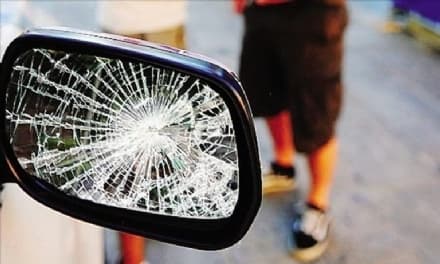 CASTELLAMONTE - Ex sindaco sventa la truffa dello specchietto: «Fate attenzione, non fidatevi»