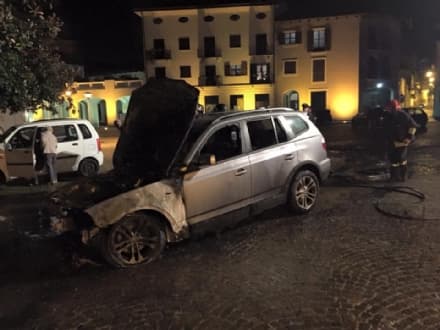 RIVAROLO - Incendio devasta auto nel parcheggio vicino le poste - FOTO