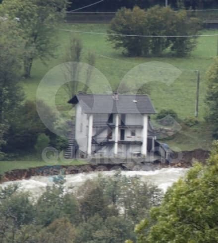 TRAUSELLA - Il torrente Chiusella si porta via tutto, la casa resta in «bilico» vicino all'acqua - FOTO