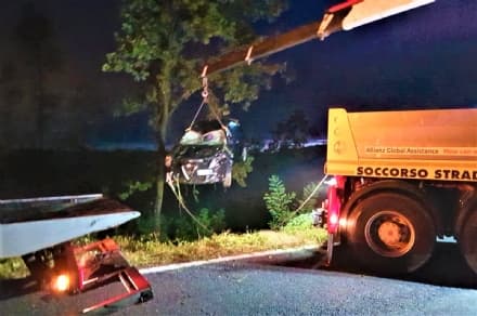 CASTELLAMONTE - Recuperata a notte fonda l'auto precipitata - FOTO