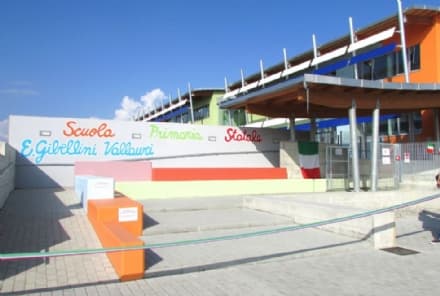 RIVAROLO CANAVESE - Scuole chiuse, mamme e papà scendono in piazza: «La scuola è un diritto, il futuro dei nostri bambini»