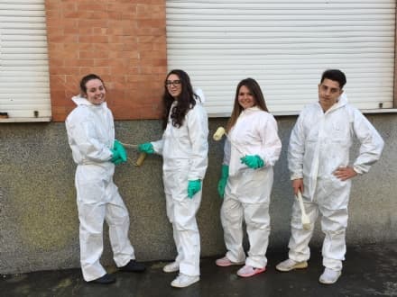 BOSCONERO - I ragazzi del paese cancellano le scritte dei vandali