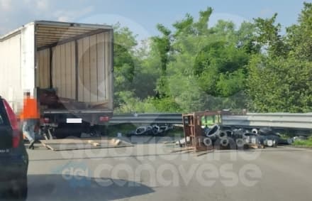 SALASSA-RIVAROLO - Camion perde il carico in rotonda