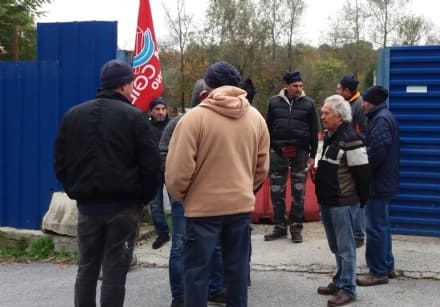 PARELLA - Attimi di tensione al presidio dei lavoratori «Mgc»